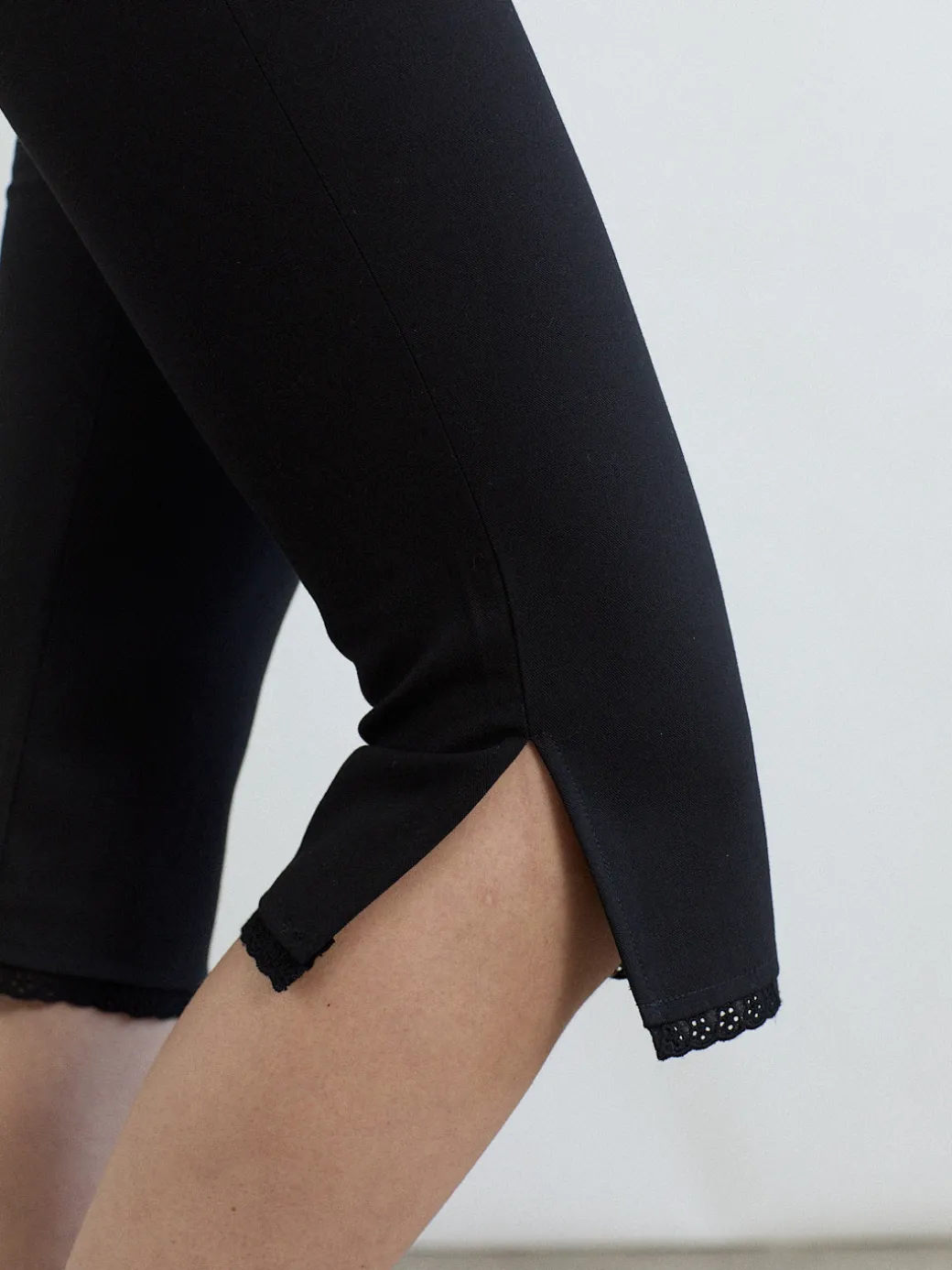 Mary Capri Pant - Black
